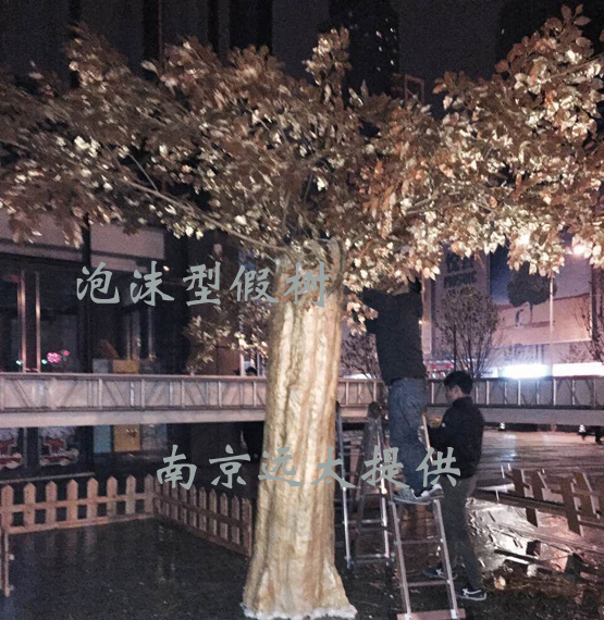目前在市场中,除去水泥制作的假树,还有泡沫型,树脂型,树皮粘贴型和pu